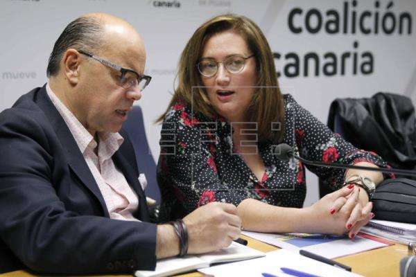 Imagen de archivo del secretario general de Coalición Canarias, José Miguel Barragán, y la secretaria de organización Guadalupe González Taño (Foto EFE/Cristóbal García)